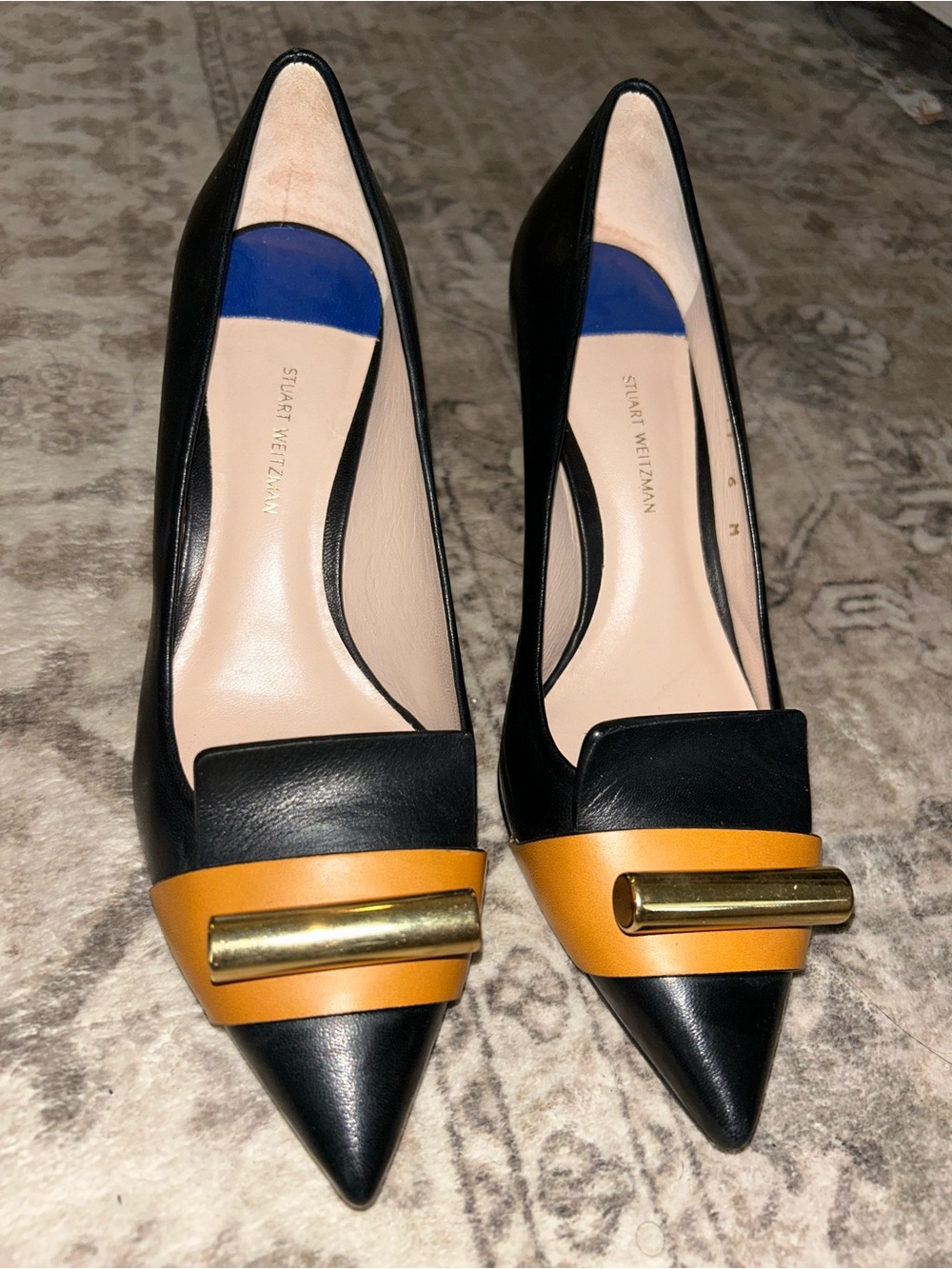 Beautiful Stuart Weitzman Black and Tan Pointed Toe Leather Heels - Retail 450$ - Picture 2 of 11